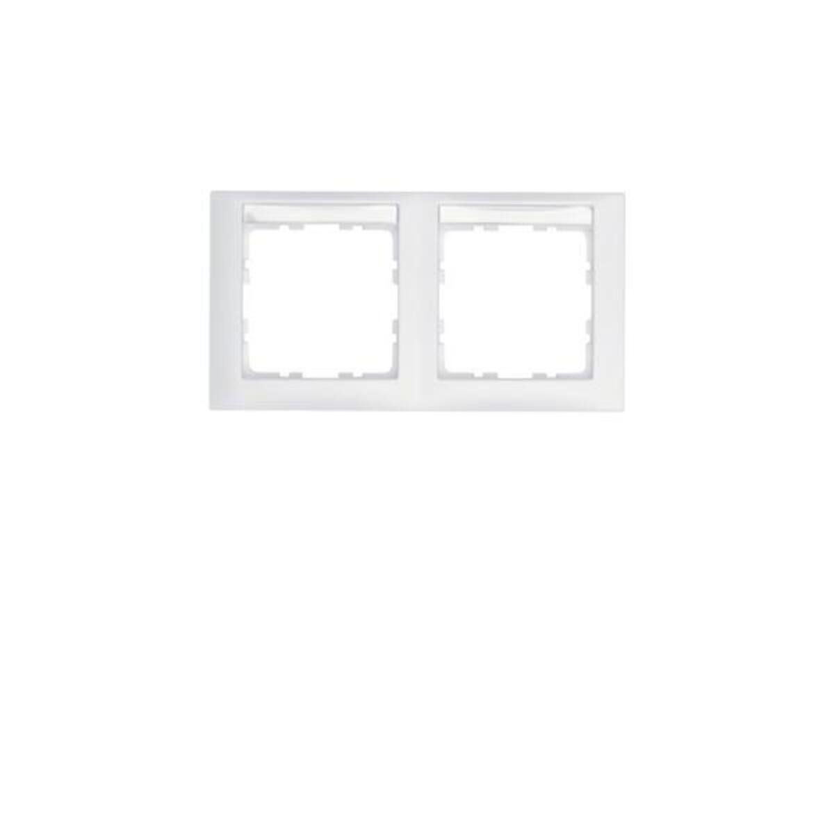 Una copertura bianca per presa elettrica con due aperture quadrate è centrata su sfondo bianco.