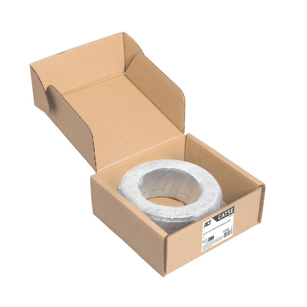 Una scatola di cartone con coperchio aperto contiene un rotolo di cavo grigio. La scatola è su sfondo bianco. Il marchio è visibile.