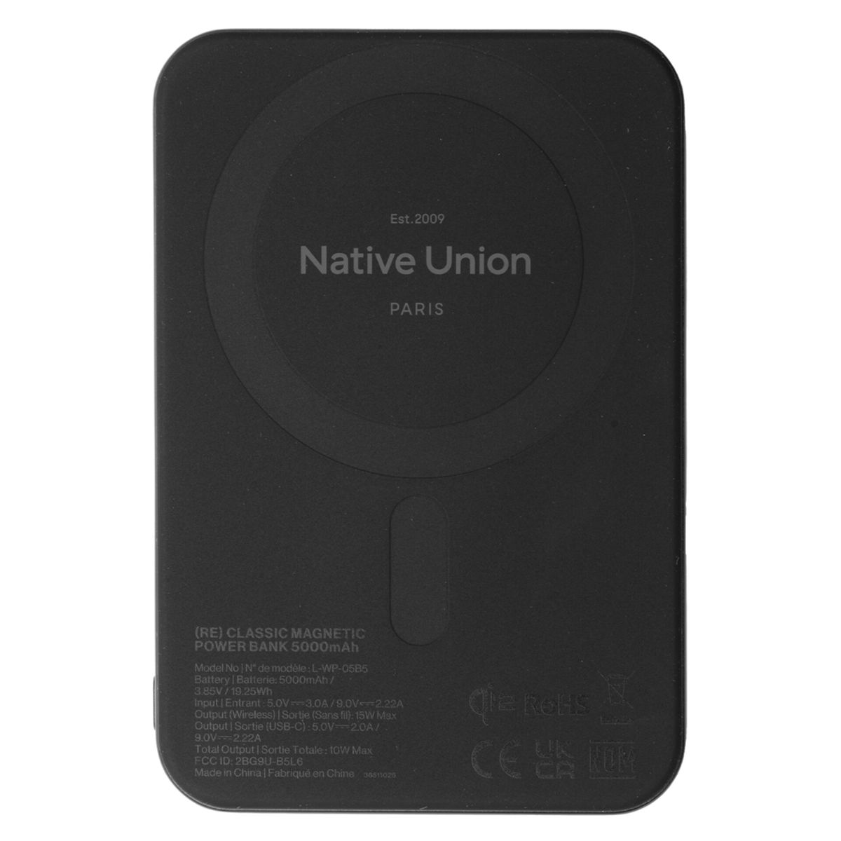 Schwarze Native Union Powerbank. Text enthält 'Est.2009', 'Paris' und technische Daten. RoHS- und UKCA-Logos sind vorhanden.