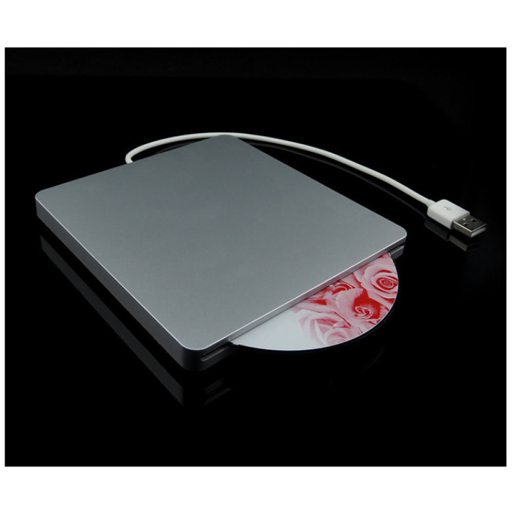 Silbernes externes CD-Laufwerk mit weißem USB-Kabel. Eine CD mit rotem Rosendesign ist teilweise eingesetzt. Schwarze, reflektierende Oberfläche.