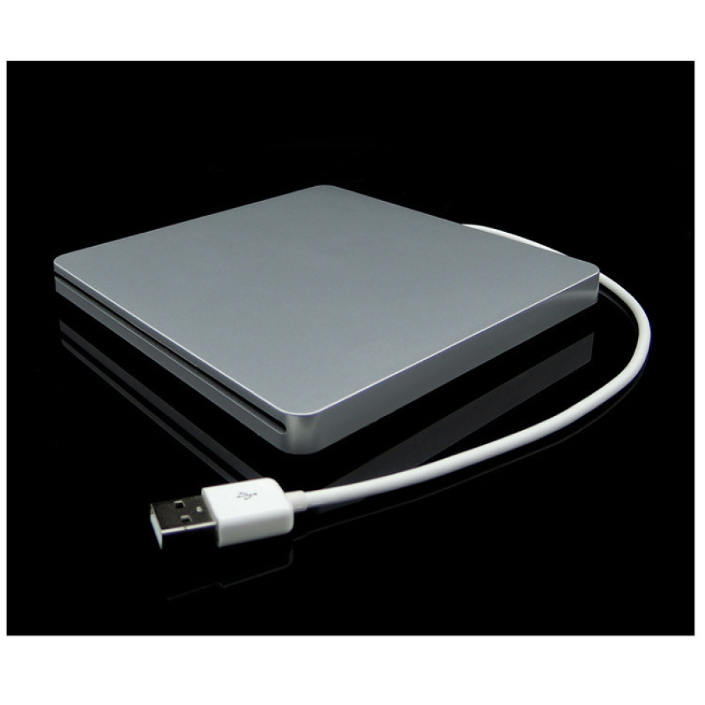 Silbernes externes CD-Laufwerk mit weißem USB-Kabel auf schwarzem Hintergrund. Lichtreflexion auf der Oberfläche.