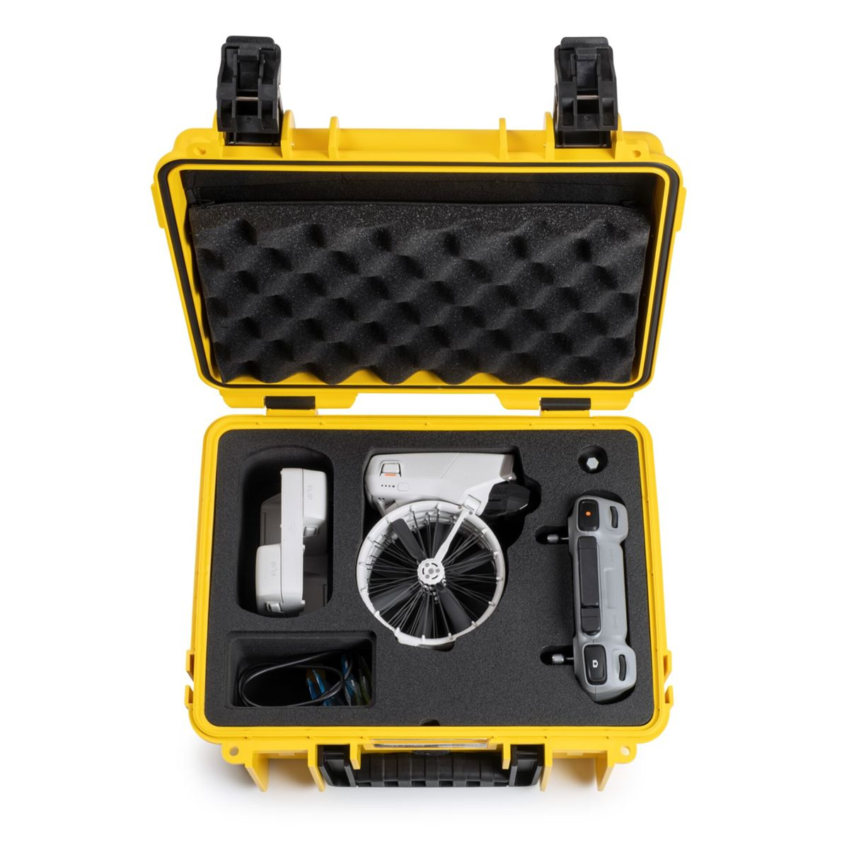 Valigetta gialla aperta con parti di drone. Include drone, telecomando, batteria e accessori, tutti in schiuma nera.