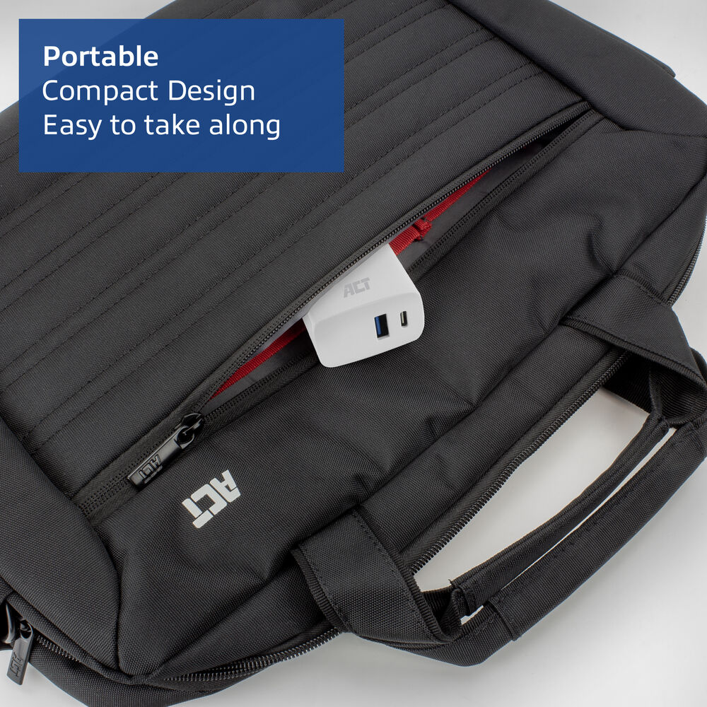 Un sac d'ordinateur portable noir avec un chargeur ACT blanc dans la poche. Le texte sur le sac dit : 'Portable, Design compact, Facile à emporter'.