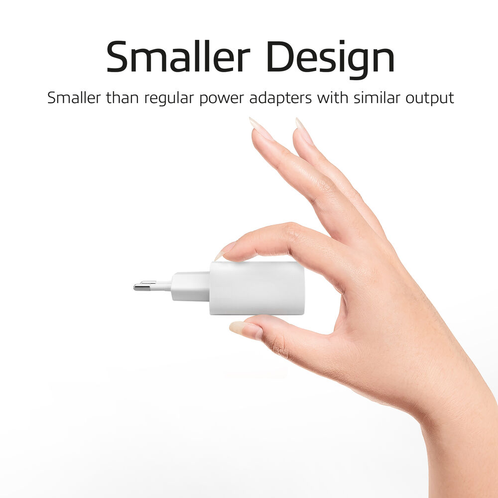 Une main tient un adaptateur secteur blanc. Le texte ci-dessus indique 'Smaller Design'. L'adaptateur est plus petit.