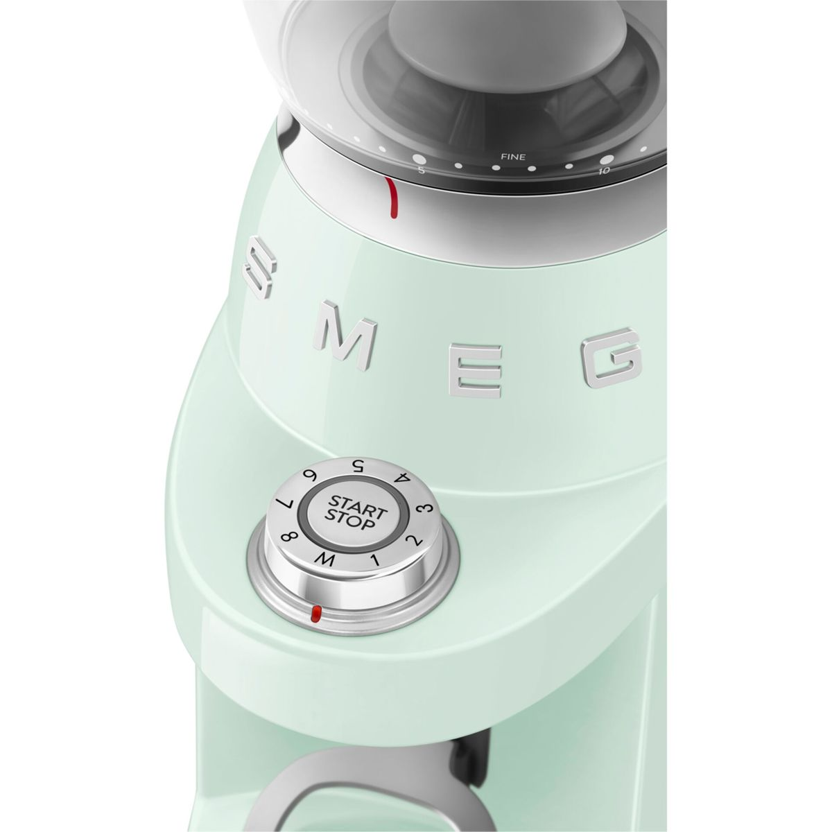 Un molinillo de café Smeg verde menta. Un dial lee 'Start/Stop' y los números 1-9. La sección superior es clara y muestra los ajustes de molienda.