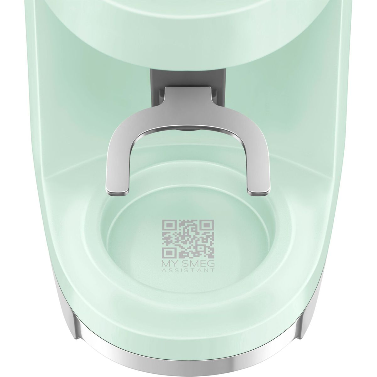 Un electrodoméstico verde menta con un asa plateada. Se ve un código QR y 'MY SMEG ASSISTANT'. Acentos plateados brillantes en el borde.