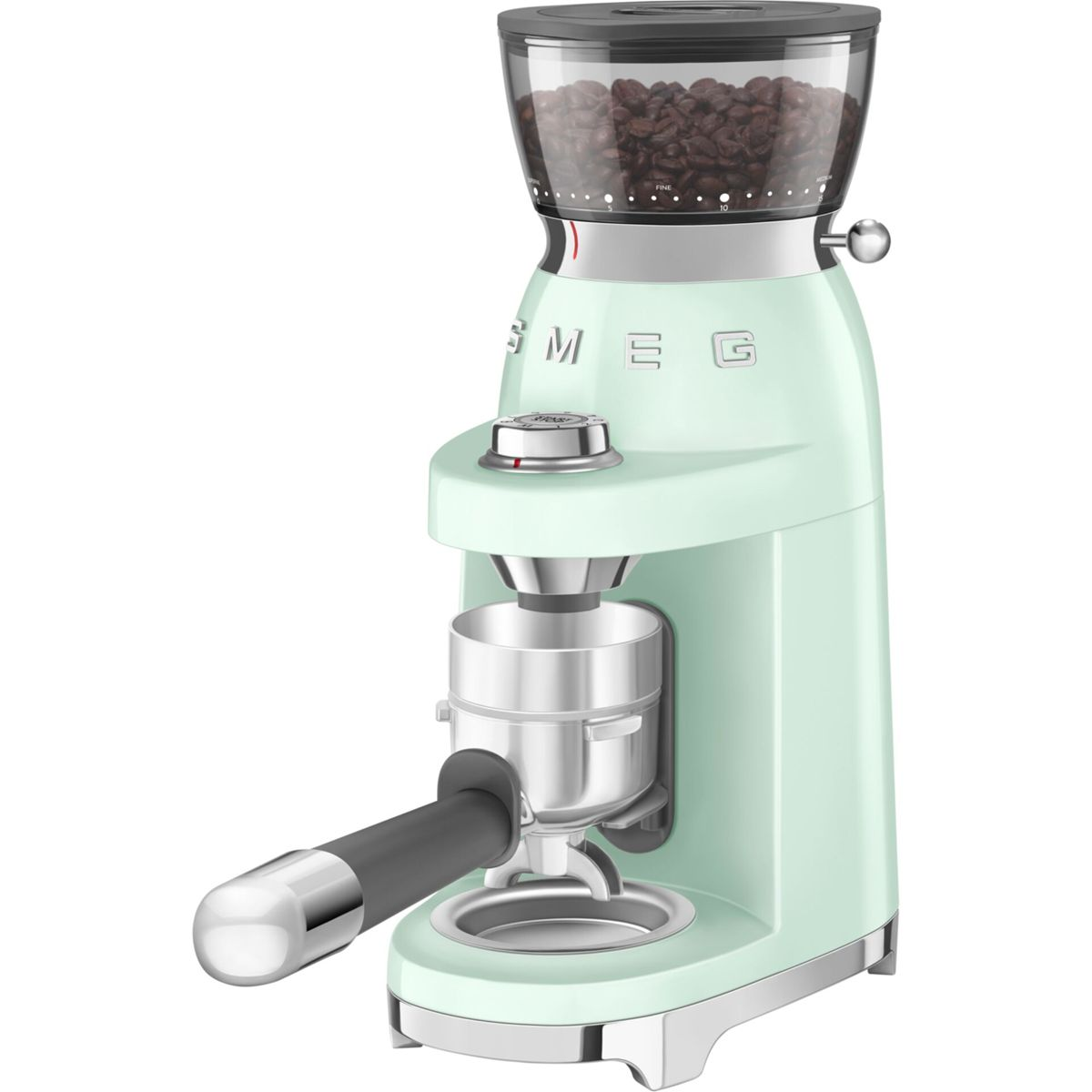 Un molinillo de café SMEG verde menta. Tiene una tolva de granos llena de granos de café y un portafiltro.