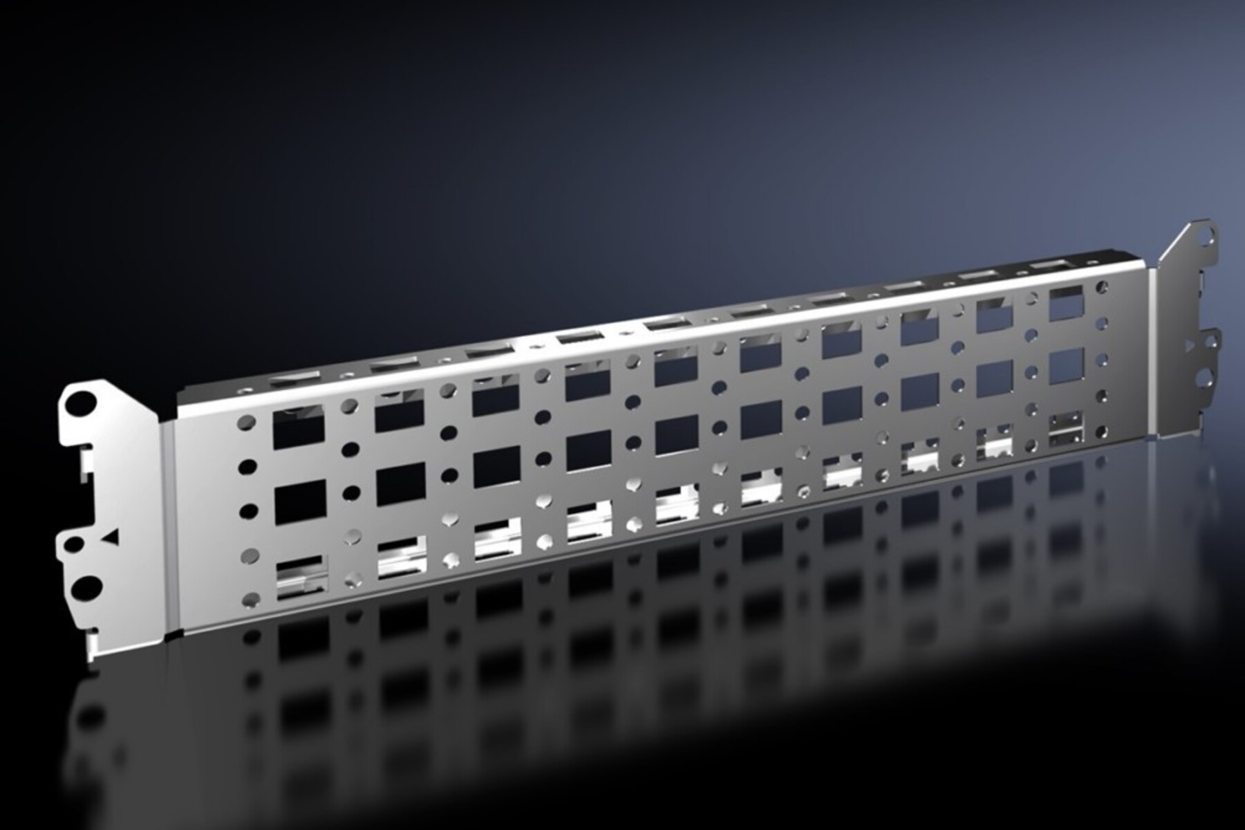 Un rack metallico rettangolare con fori quadrati e circolari. Si riflette su una superficie scura. Sfondo scuro.