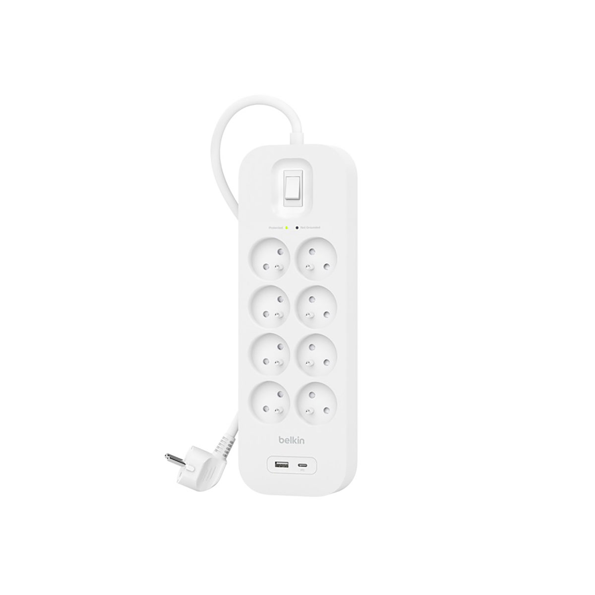 Una ciabatta Belkin bianca con 8 prese, un interruttore on/off e una porta USB. Una spina e un cavo bianco curvo sono collegati.