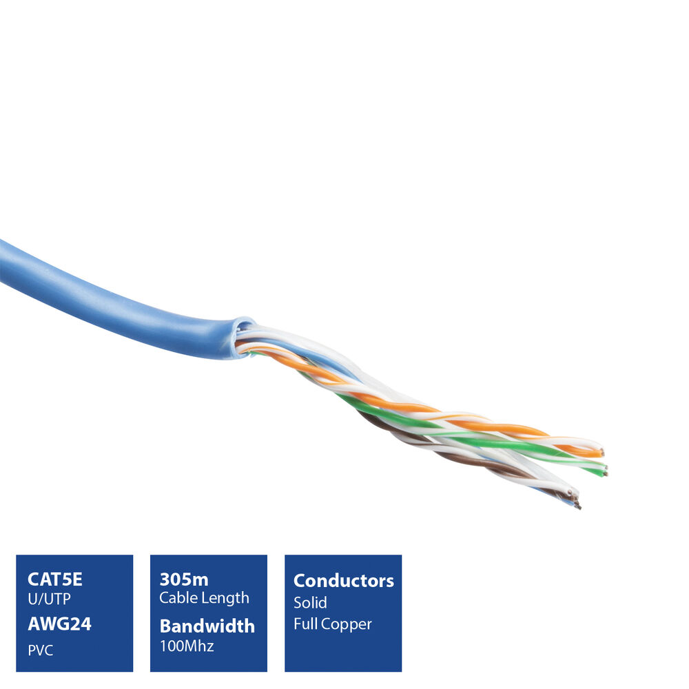 Un cavo di rete blu, CAT5E, con fili spellati. Le caselle di testo dettagliano le specifiche: AWG24, lunghezza 305m, larghezza di banda 100Mhz e conduttori in rame massiccio.
