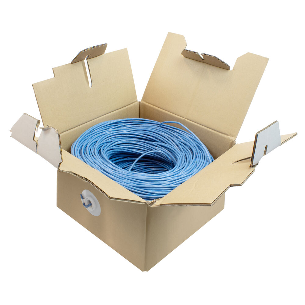 Una scatola di cartone aperta, con una bobina di cavo blu. La scatola è marrone, il cavo è arrotolato. Sfondo bianco.