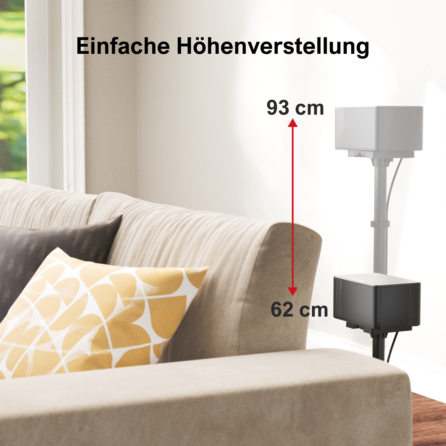 Ein beiges Sofa steht vor einer weißen Wand. Ein Lautsprecher steht auf einem Ständer, höhenverstellbar, mit 93 und 62 cm Maßen.