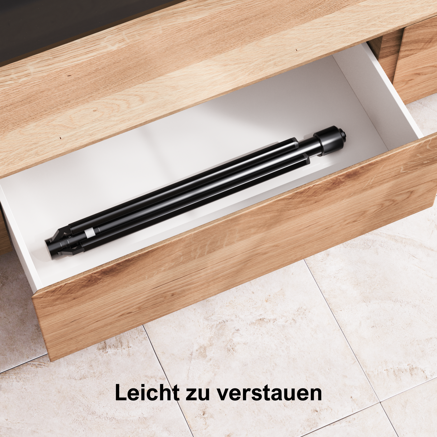 Ein schwarzes Objekt wird in einer offenen Schublade aufbewahrt. Die Schublade befindet sich in einem Holzschrank auf einem gefliesten Boden.