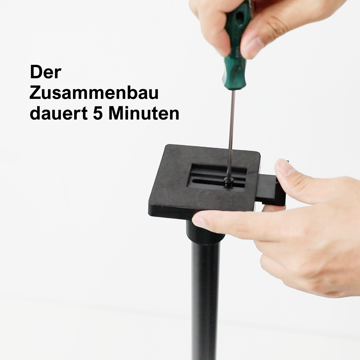 Hände benutzen einen Schraubenzieher an einem schwarzen Ständer. Text: "Der Zusammenbau dauert 5 Minuten".