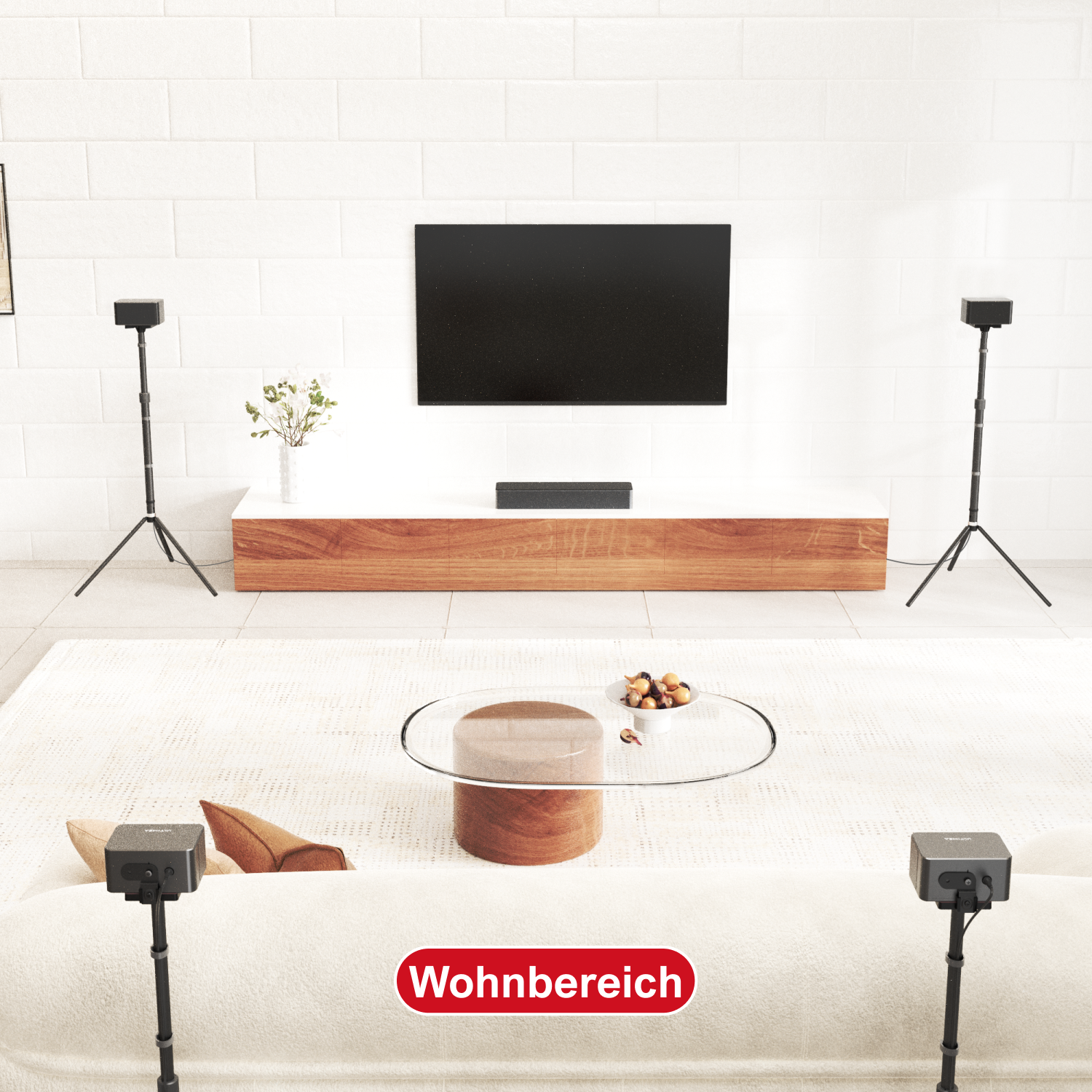 Wohnzimmereinrichtung mit Fernseher, Lautsprechern, Couchtisch und weißem Sofa. Dekorative Vase auf dem Schrank. Das Wort 'Wohnbereich' ist sichtbar.