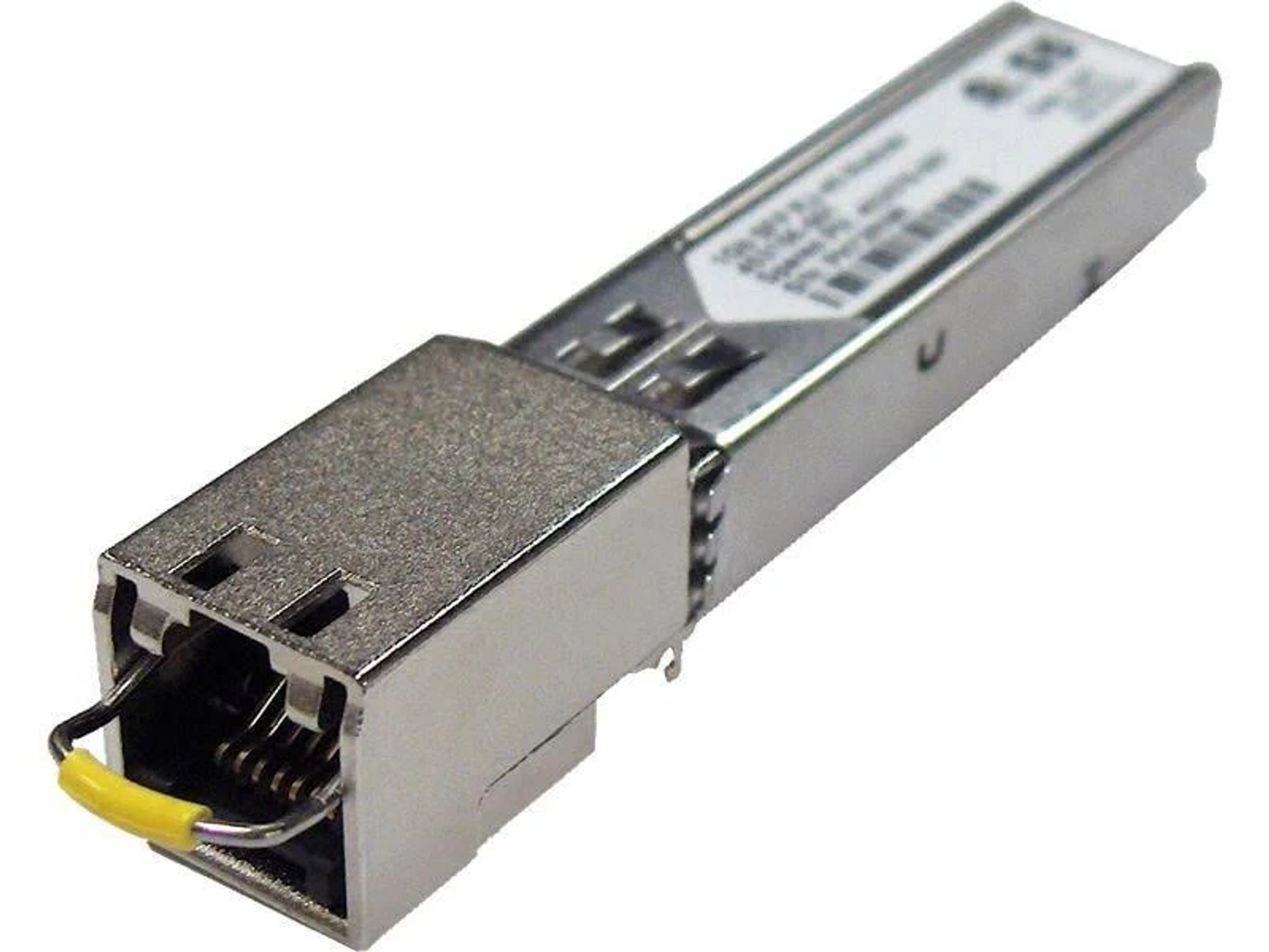 Ein metallisches Netzwerkmodul mit silbernem Gehäuse. Es hat ein gelbes Teil und ein Etikett mit Text.