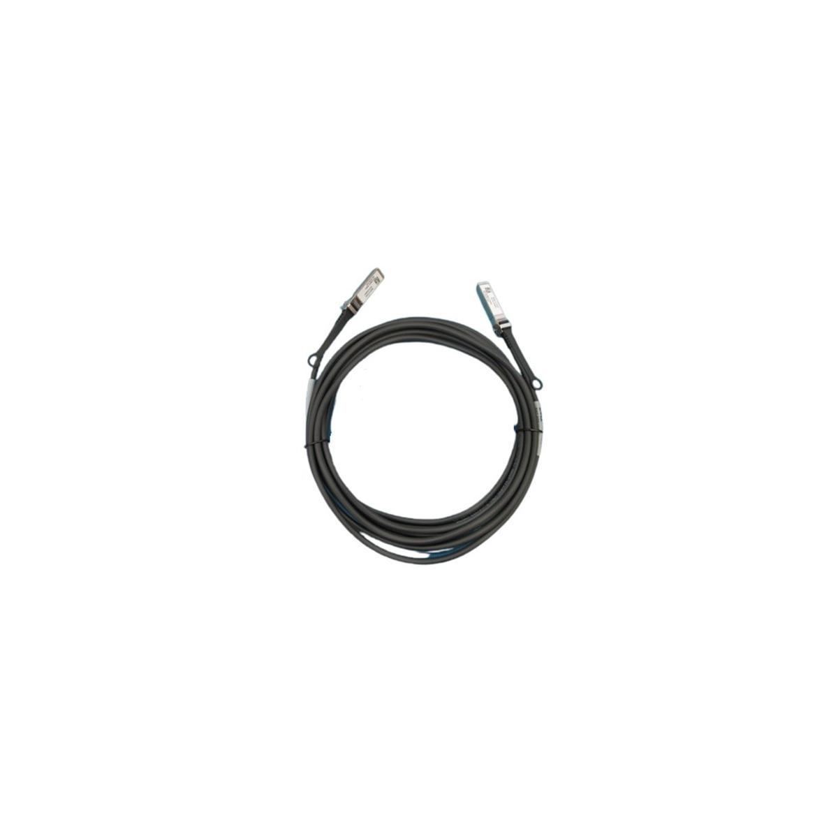 Een zwarte kabel met connectoren aan beide uiteinden, opgerold in een cirkel tegen een witte achtergrond.