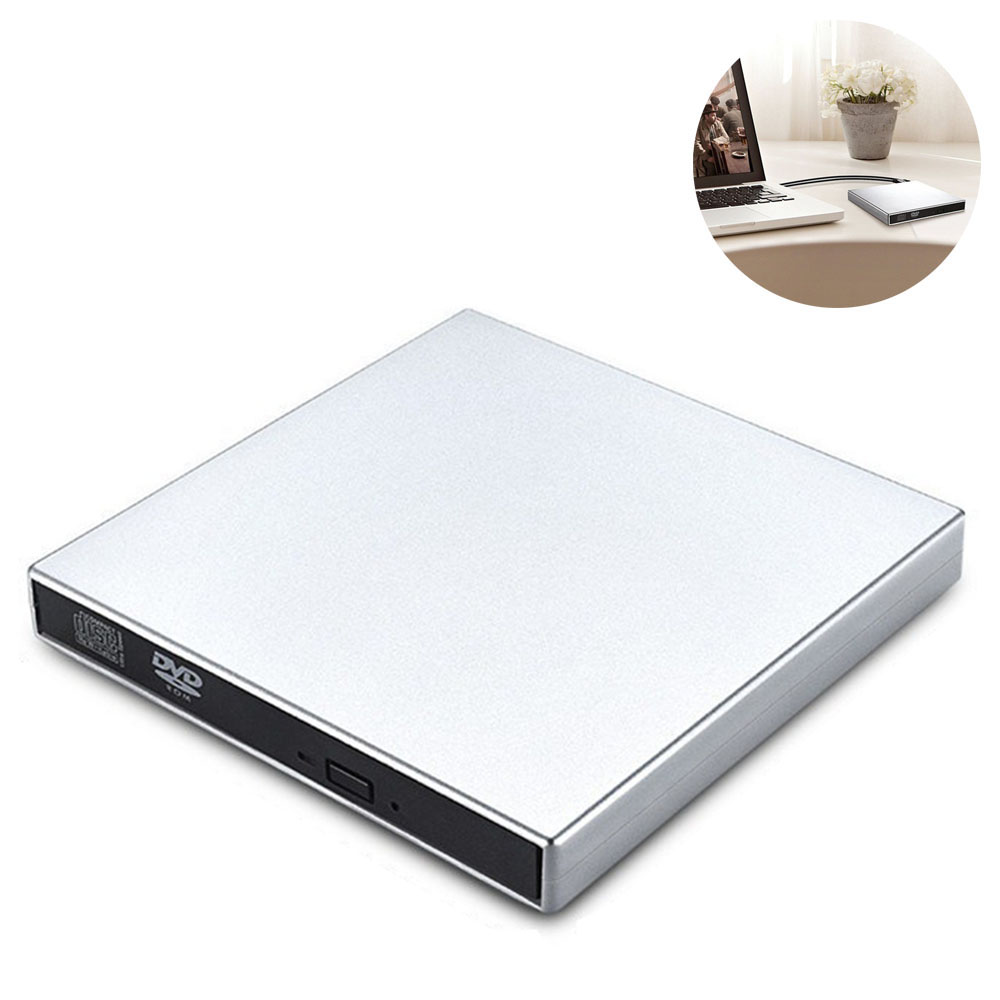 Ein silbernes externes DVD-Laufwerk liegt auf einer weißen Oberfläche. Ein Laptop, ein Laufwerk und Blumen sind in einem kreisförmigen Einsatz.
