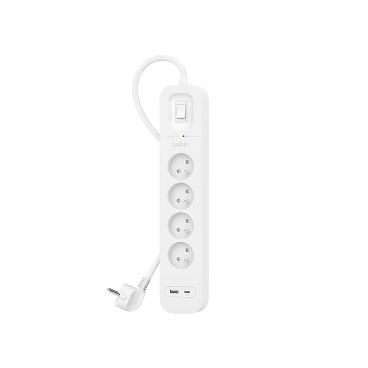 Multipresa Belkin bianca con quattro prese, un interruttore e porte USB. Una spina è collegata a un cavo bianco.