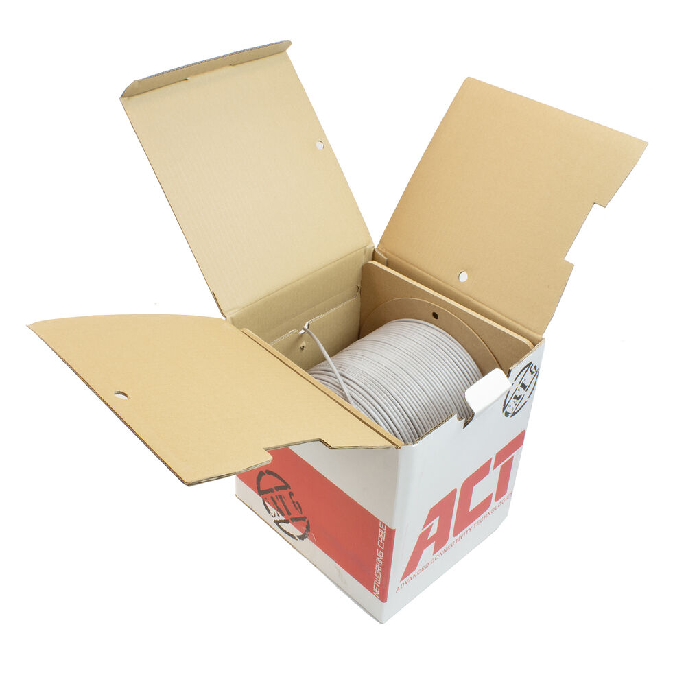 Boîte en carton ouverte avec un rouleau de câble réseau gris. La boîte a une marque rouge et blanche. Les rabats de la boîte sont ouverts.