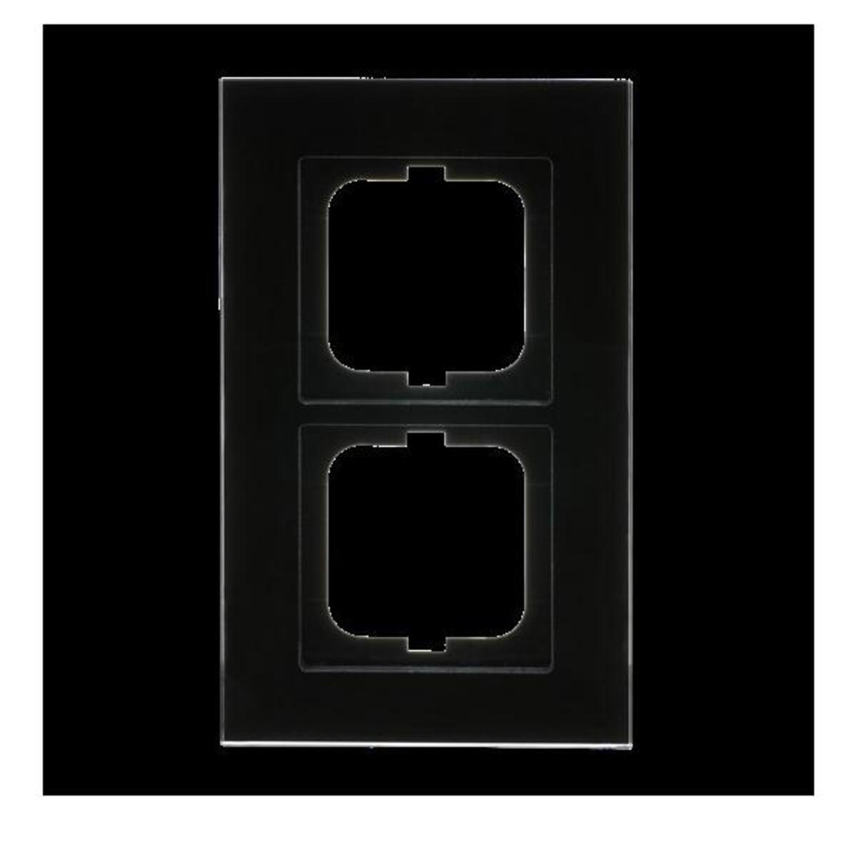 Una copertura nera per presa elettrica con due aperture rettangolari è centrata su sfondo nero.