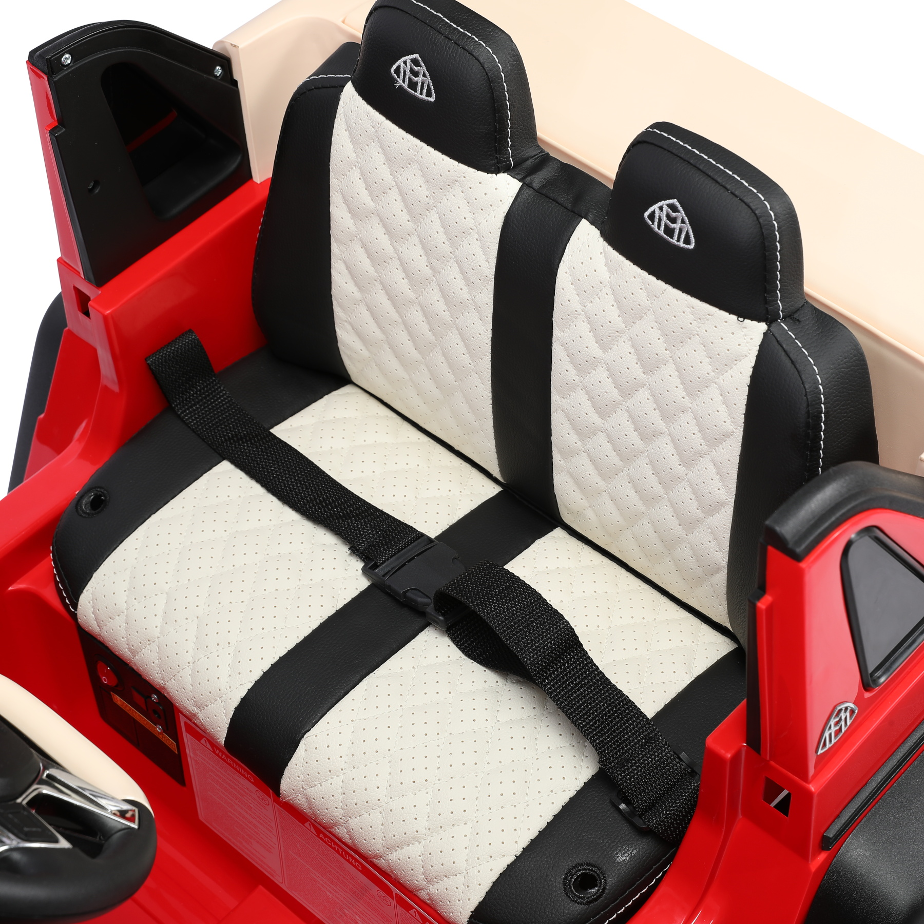 Roter Spielzeugauto-Innenraum mit schwarz-weißen Sitzen, Sicherheitsgurt und Lenkrad.
