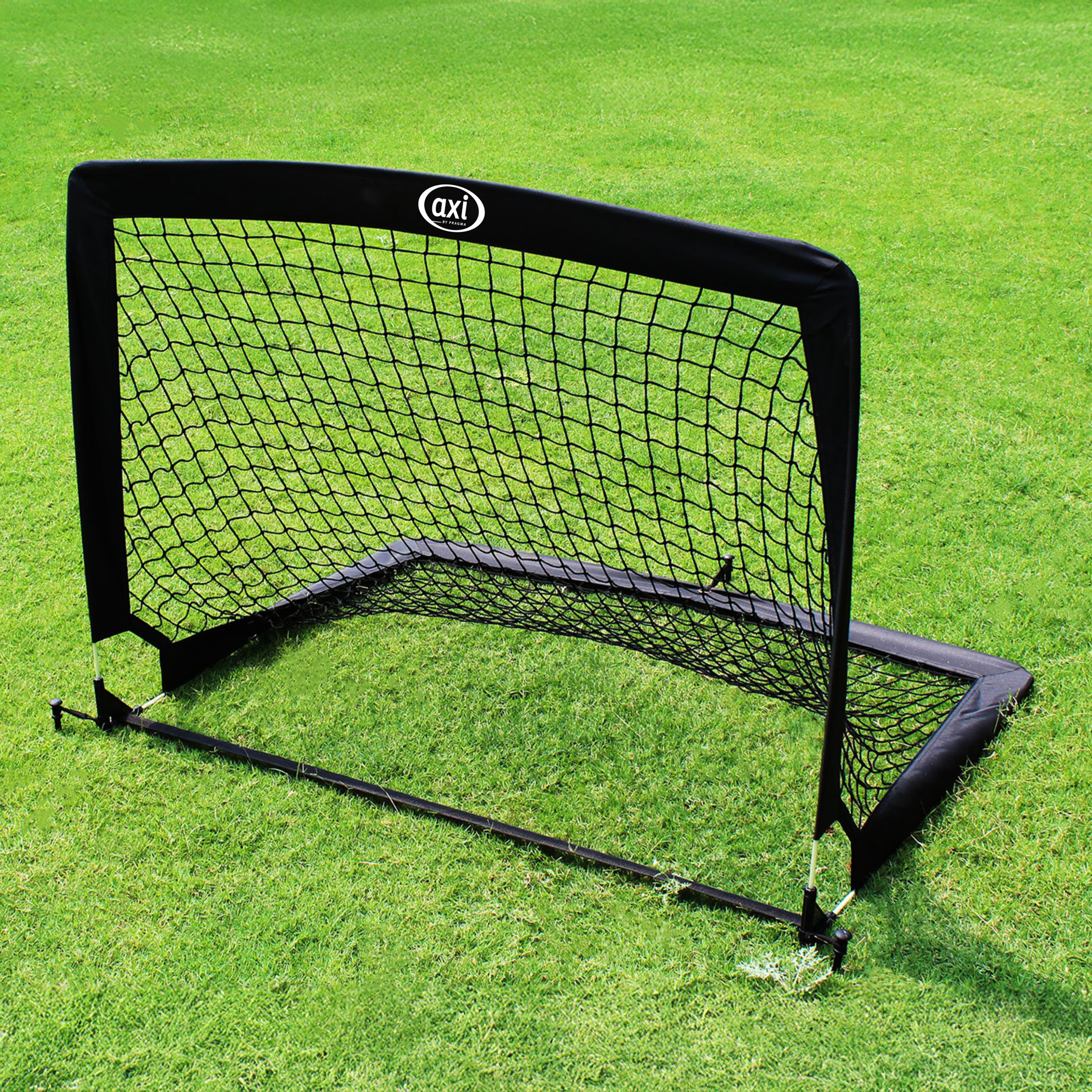 Schwarzes Fussballtor auf grünem Gras. Das Tor hat ein Netz und den Markennamen 'axi' oben.
