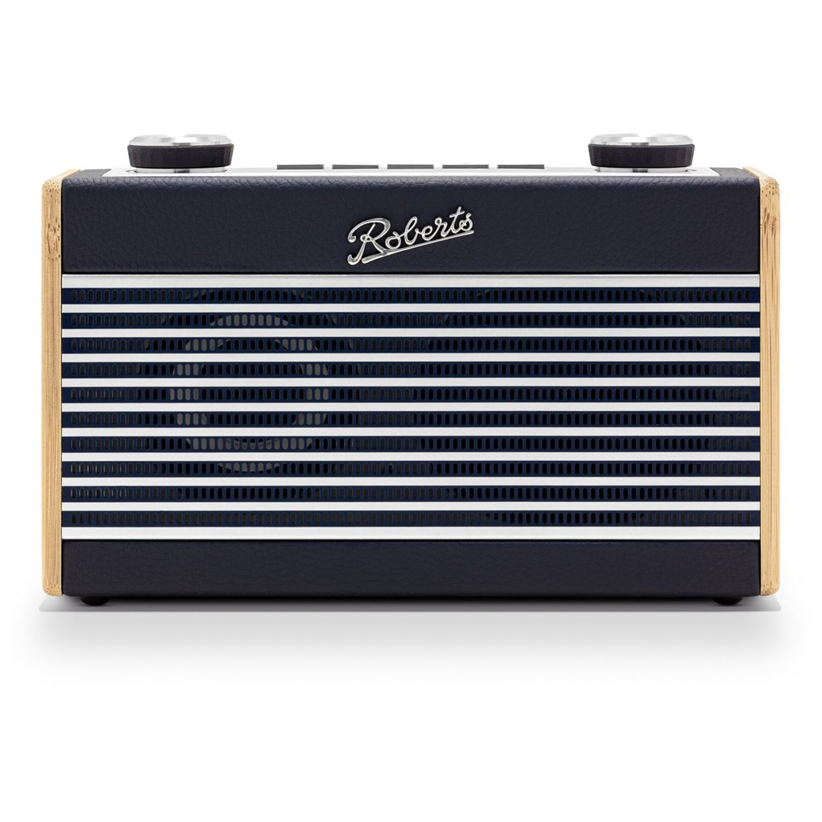 Une radio Roberts. Elle a une façade bleu foncé avec des rayures blanches, des côtés en bois et deux cadrans argentés sur le dessus.