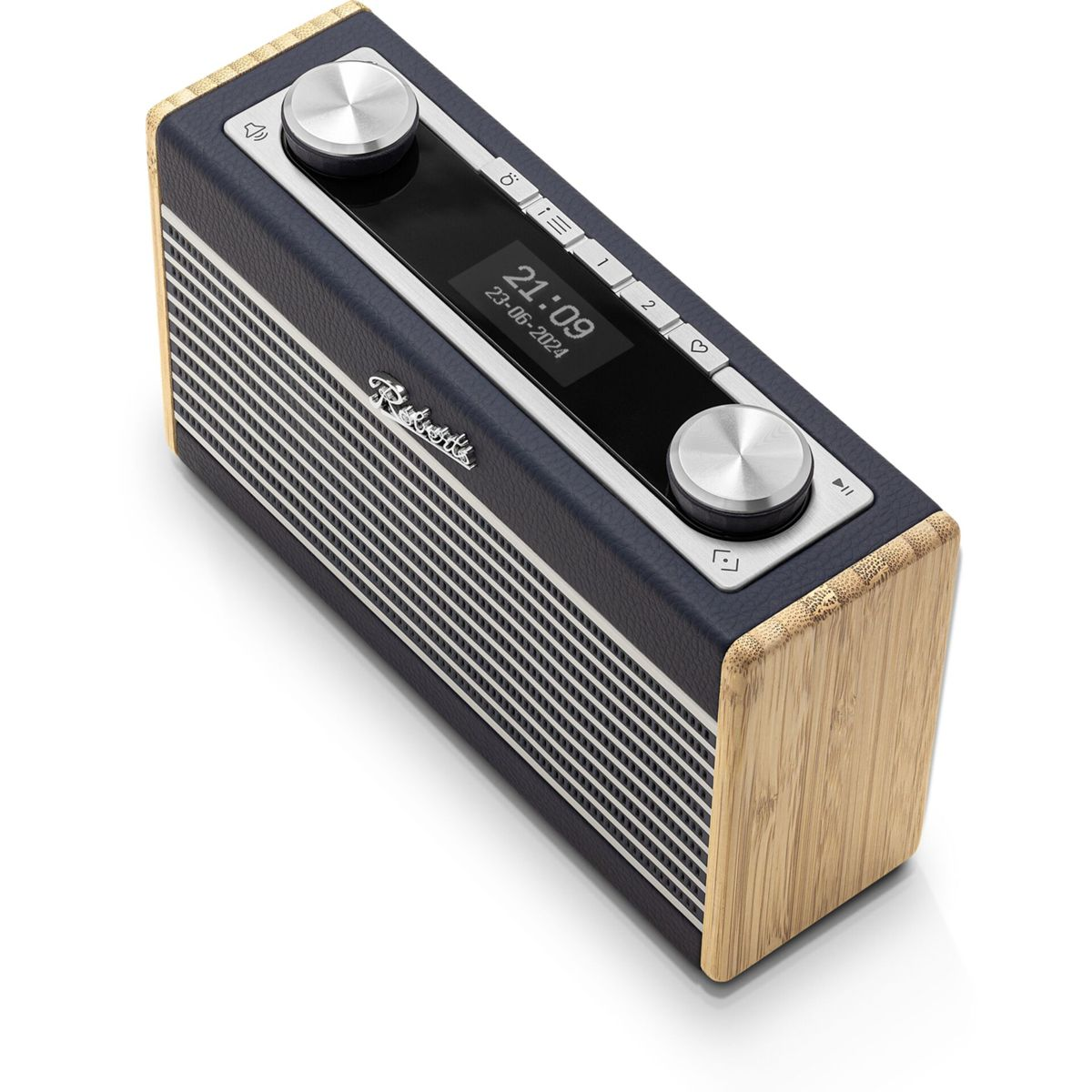 Ein marineblaues und holzfarbenes Radio mit Digitalanzeige, die Zeit und Datum zeigt, zusammen mit zwei silbernen Knöpfen.