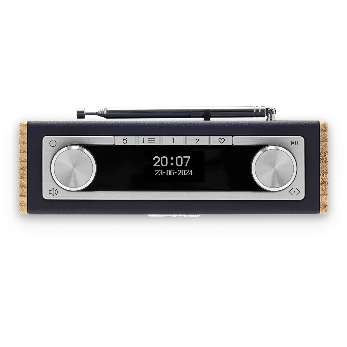 Ein Radio mit Digitalanzeige, die Zeit und Datum anzeigt. Es hat silberne Knöpfe und eine ausziehbare Antenne. Das Gehäuse ist schwarz und aus Holz.