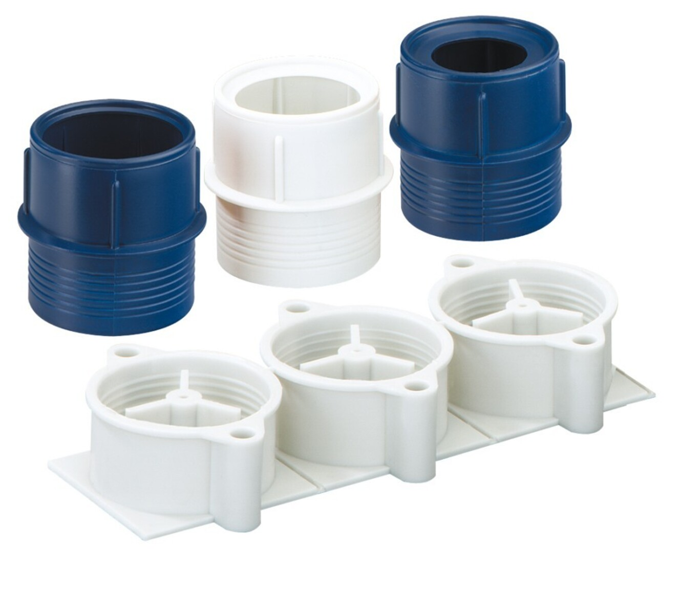 Diversi raccordi idraulici in plastica bianca e blu sono disposti su una superficie bianca. Variano per forma e dimensione.