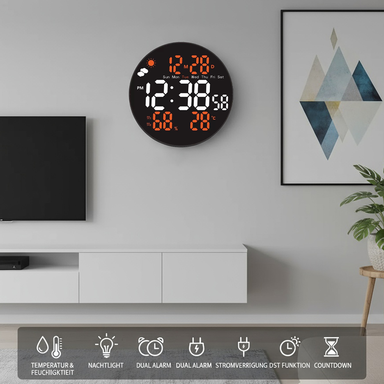 Eine Digitaluhr an einer grauen Wand zeigt Zeit, Datum, Luftfeuchtigkeit und Temperatur an. Ein Fernseher und Kunstwerke sind ebenfalls vorhanden.