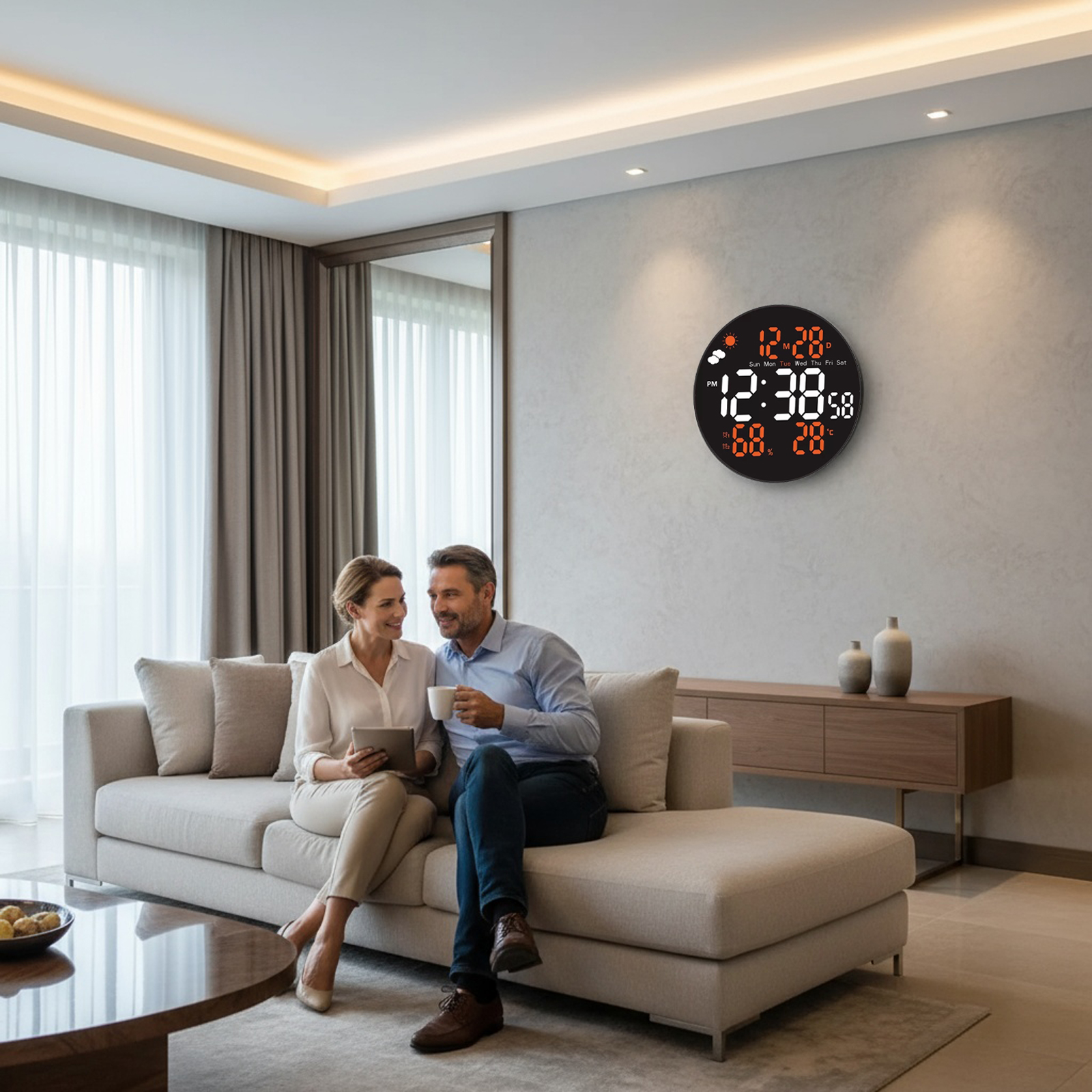 Ein Paar sitzt auf einem Sofa. Eine Uhr hängt an der Wand. Ein Tisch mit Essen befindet sich vor dem Sofa.