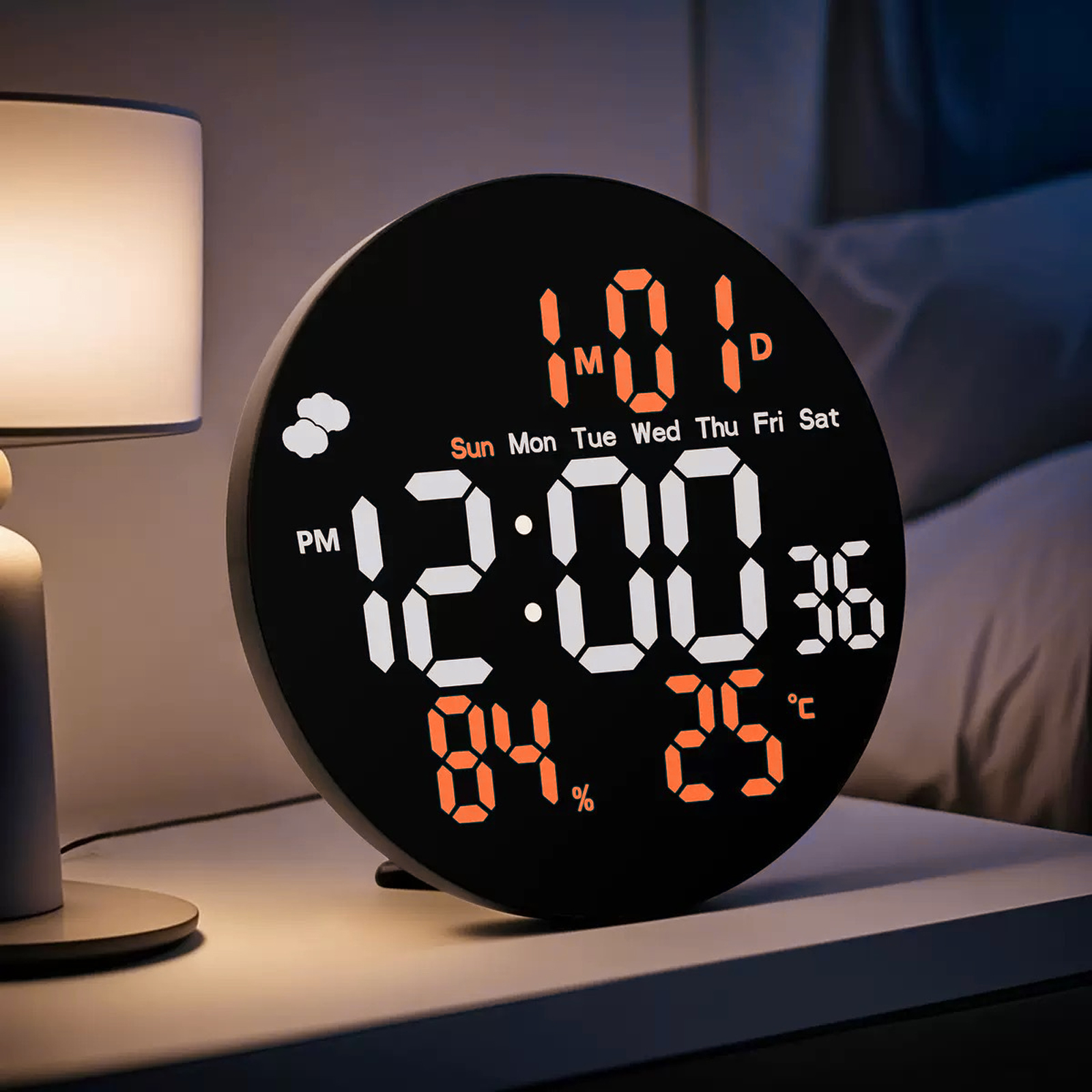 Un orologio digitale mostra le 12:00, con cifre arancioni su sfondo nero. Mostra anche data, umidità e temperatura.