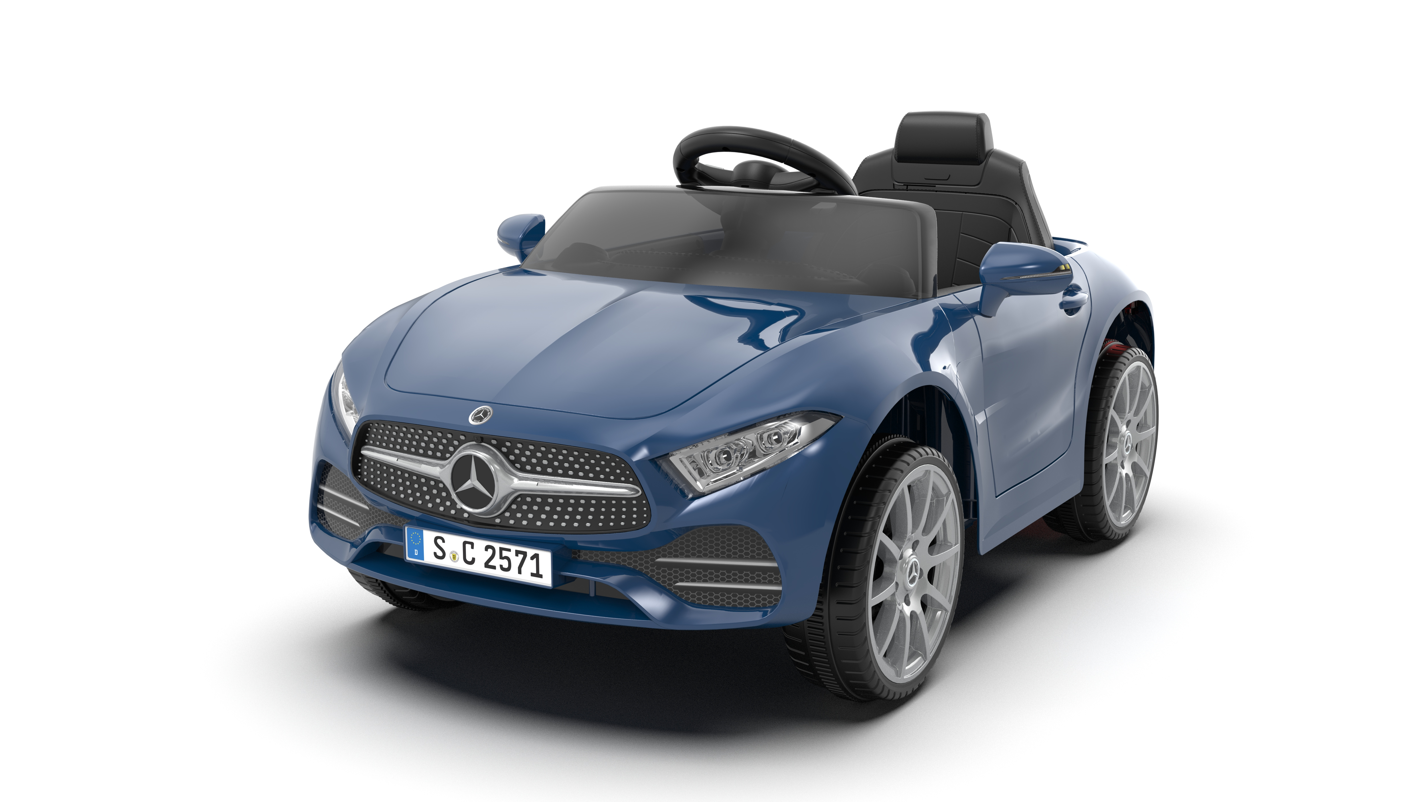 Ein blaues Spielzeugauto mit schwarzem Innenraum. Es hat ein Lenkrad, einen Sitz und silberne Räder. Der Hintergrund ist weiß.