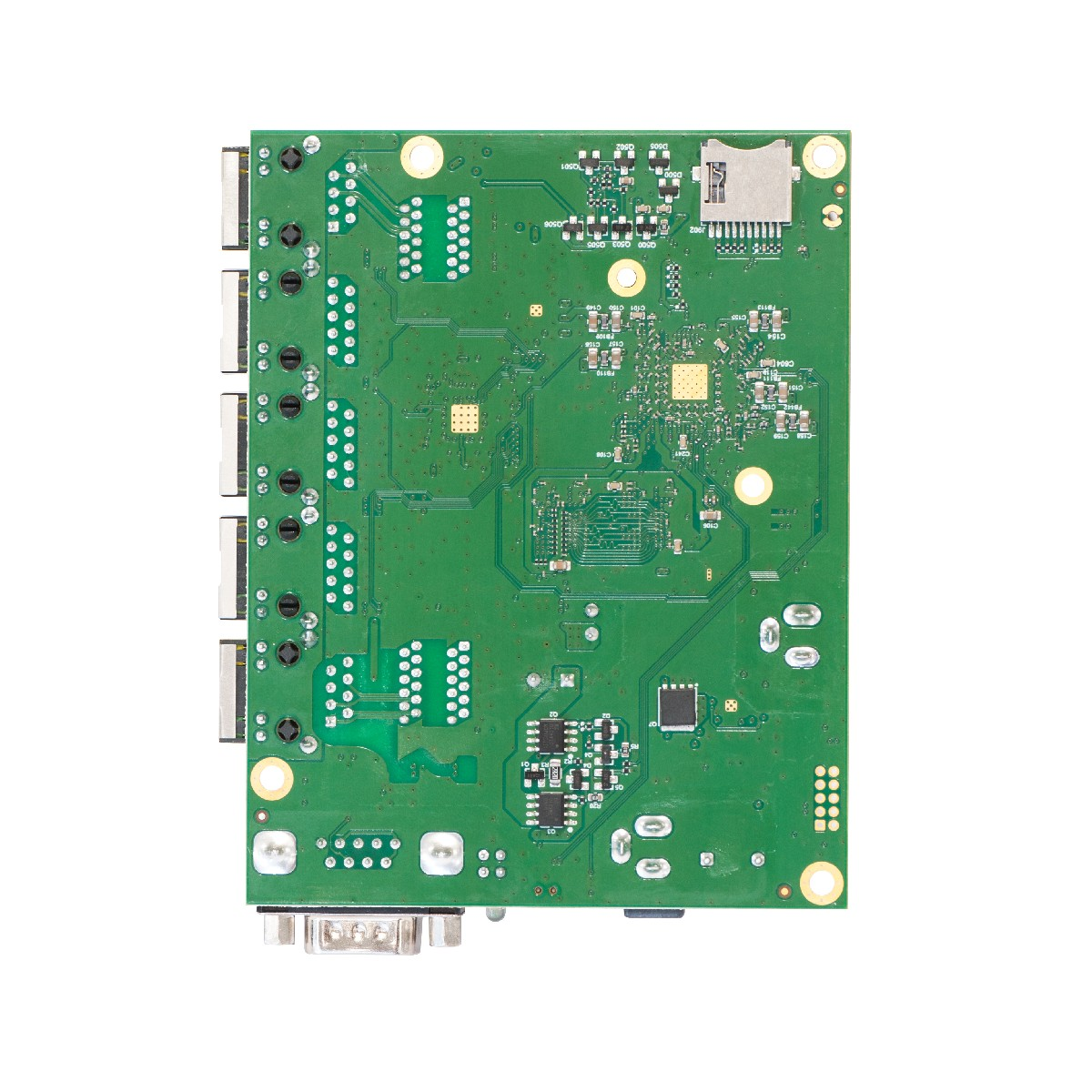 Un circuito stampato verde con vari componenti elettronici, tra cui porte, chip e uno slot per schede di memoria, su sfondo bianco.