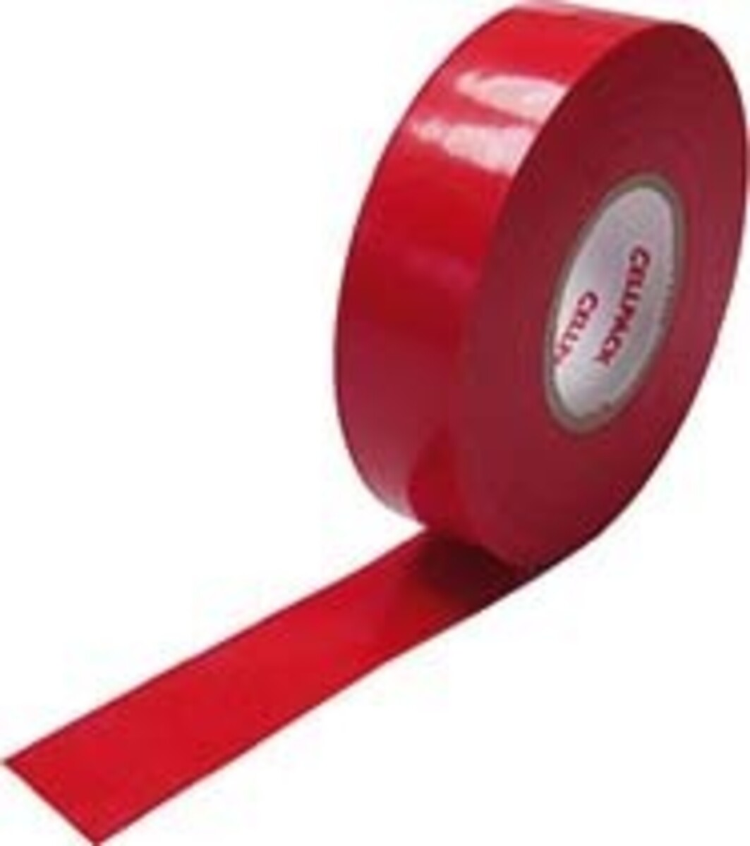 Un rotolo di nastro isolante rosso con una striscia srotolata. Il rotolo ha un'etichetta bianca con testo. Sfondo bianco.