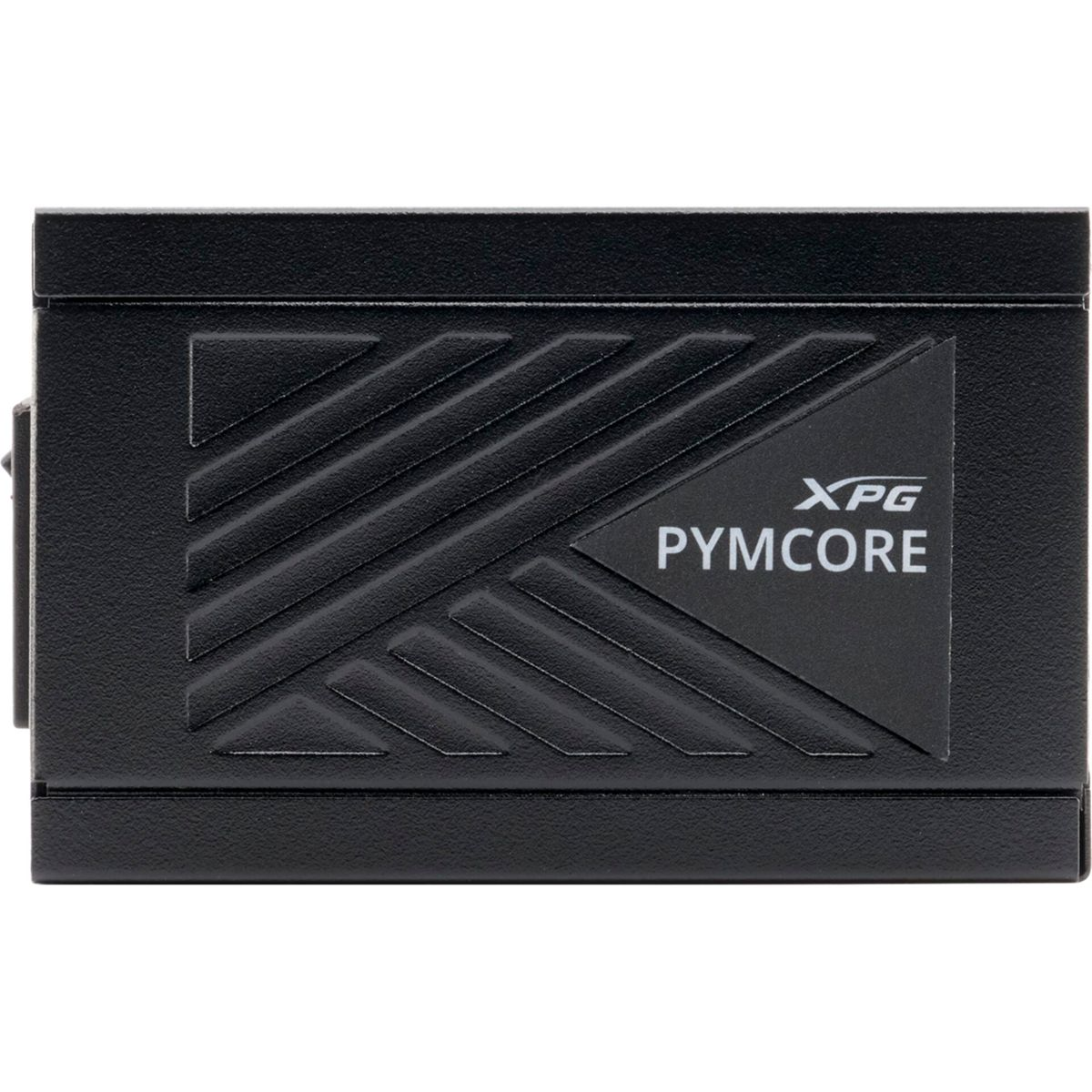 Schwarzes XPG PYMCORE Netzteil. Ein dreieckiges Logo mit Text befindet sich auf der Vorderseite. Es hat strukturierte Linien und ein glattes Gehäuse.