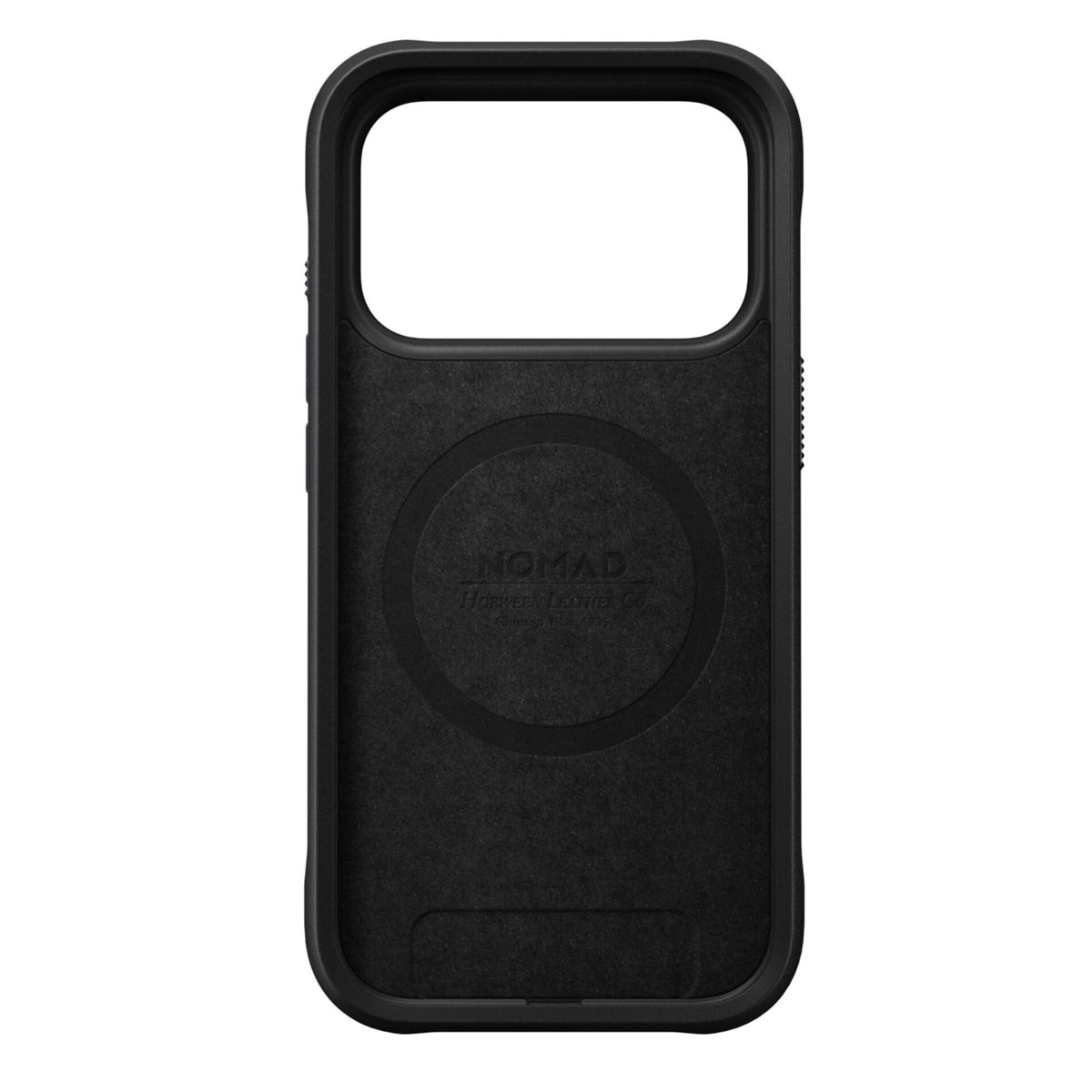 Custodia nera per telefono con un ritaglio per la fotocamera e un logo circolare che dice Nomad. La custodia è in pelle.