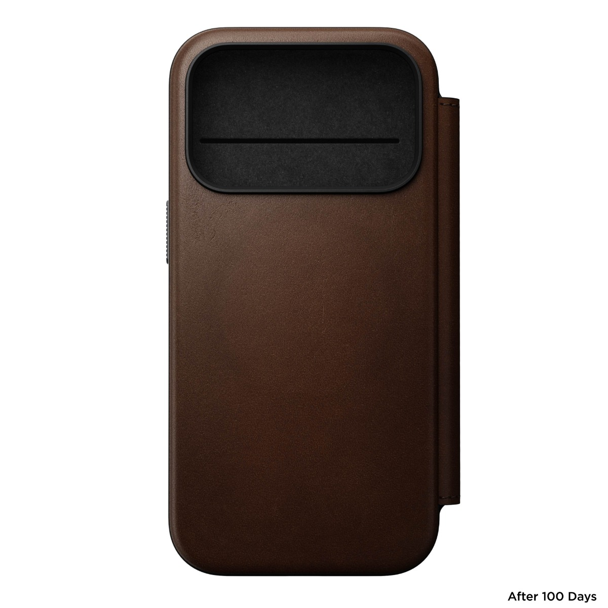 Una custodia per telefono in pelle marrone con un ritaglio nero per la fotocamera. È rettangolare con bordi arrotondati e una patta magnetica.