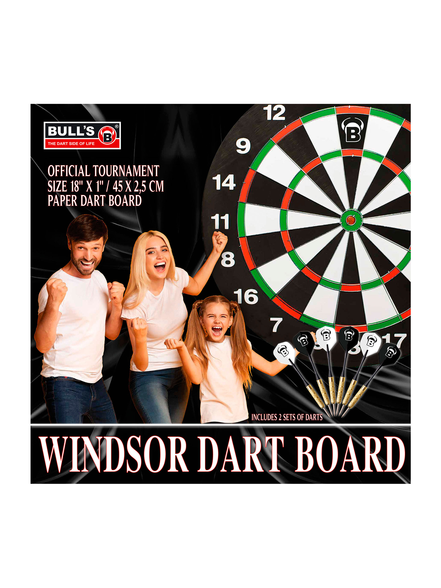 Eine dreiköpfige Familie feiert mit einer Dartscheibe im Hintergrund, Darts im Vordergrund und den Worten Windsor Dart Board.
