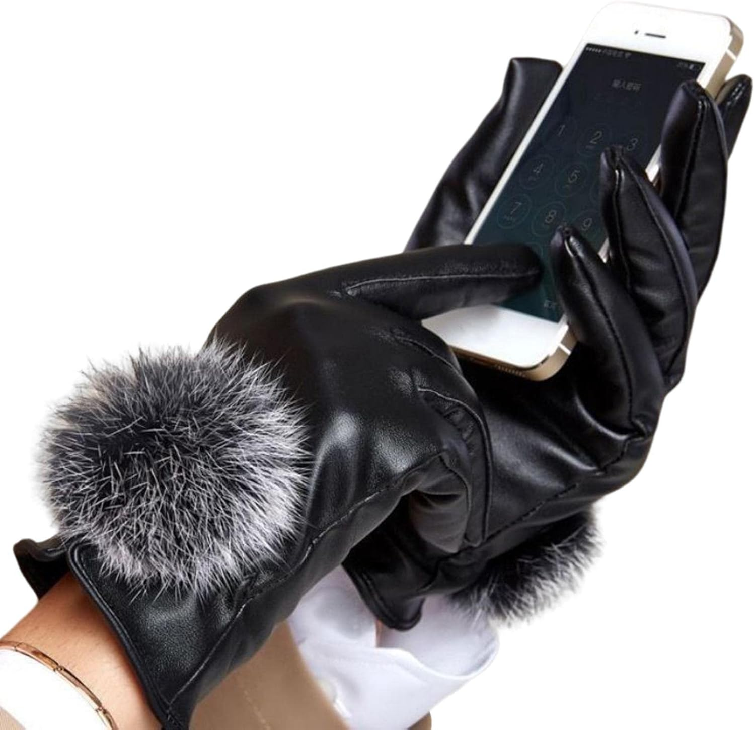 Schwarze Lederhandschuhe mit Pelzbündchen halten ein Smartphone. Der Bildschirm des Telefons ist sichtbar und zeigt Zahlen. Weißer Hintergrund.