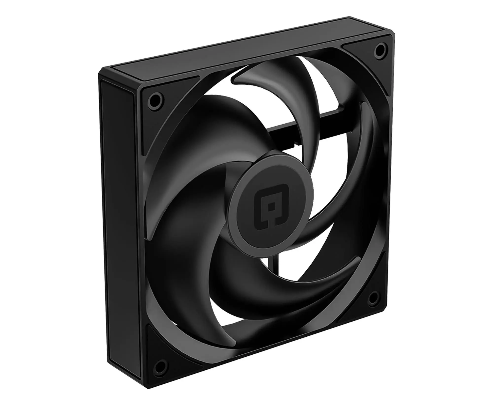 Ein schwarzer Computerlüfter, quadratisch, mit gebogenen Flügeln. Die Mitte hat ein Logo. Der Rahmen hat Befestigungslöcher.