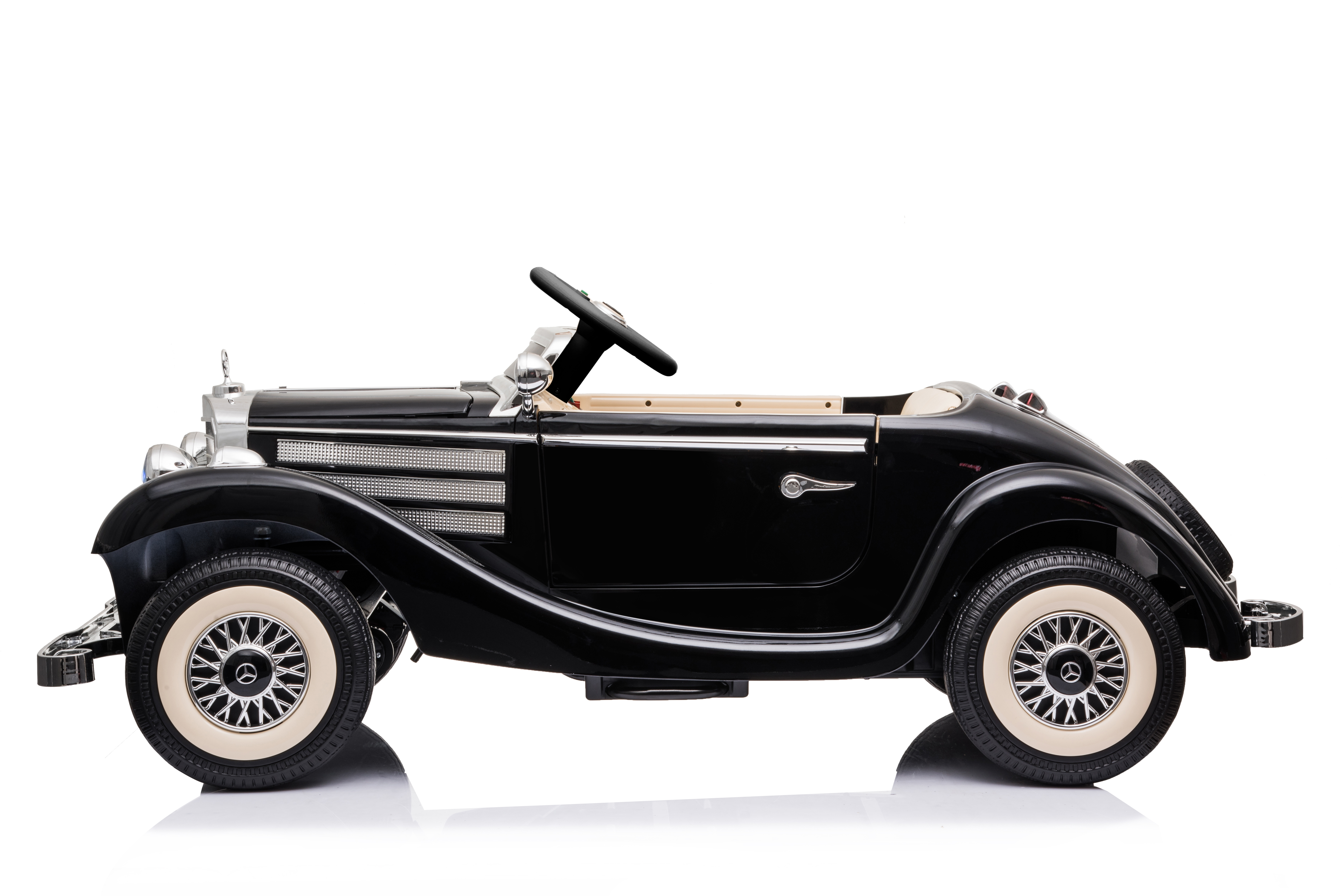 Ein schwarzes Spielzeugauto mit Weißwandreifen. Es ist eine Nachbildung eines Mercedes-Benz-Oldtimers.