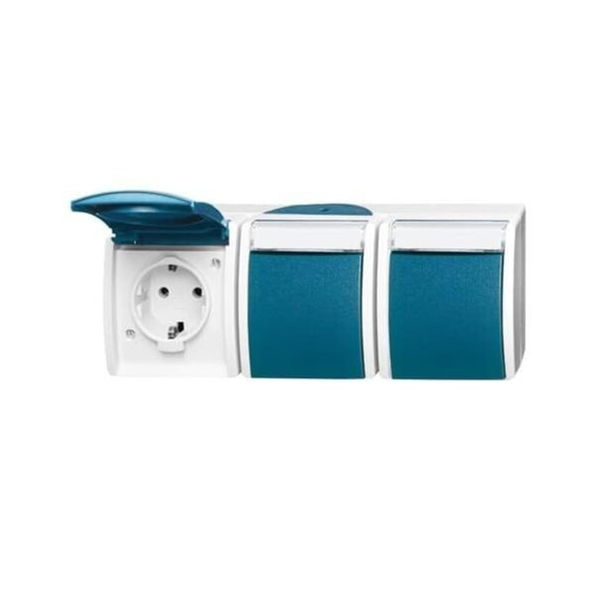 Una presa elettrica bianca con un coperchio blu, accanto a due copri interruttori blu su una superficie bianca.