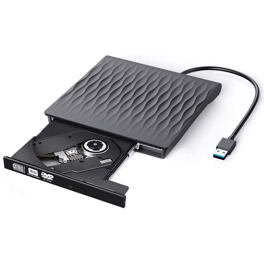 Ein schwarzes externes DVD-Laufwerk liegt auf einer weißen Oberfläche. Das Laufwerk ist geöffnet und zeigt das Disc-Fach. Ein USB-Kabel ist angeschlossen.