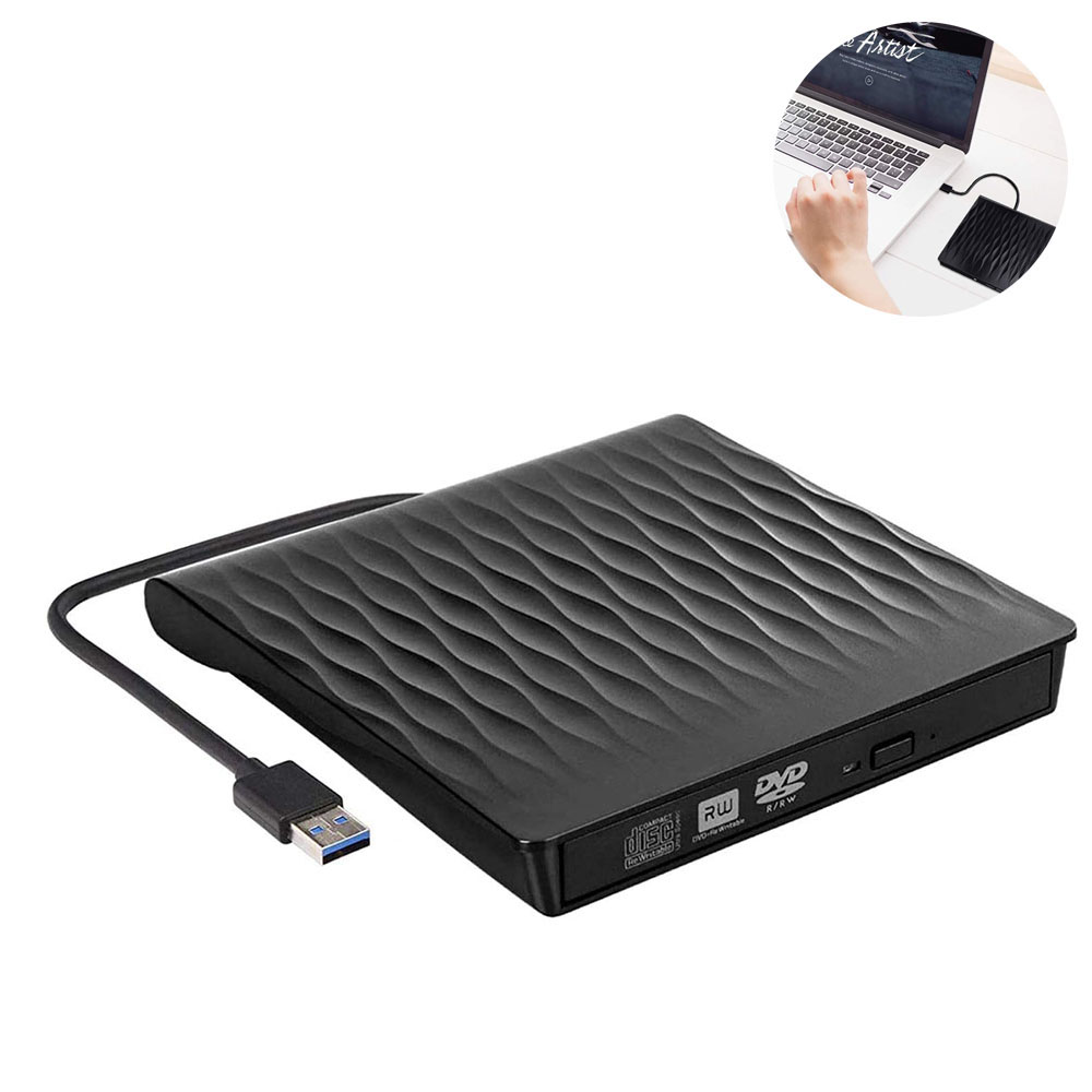 Ein schwarzes externes DVD-Laufwerk mit USB-Kabel. Im Hintergrund sind ein Laptop und eine Hand zu sehen.