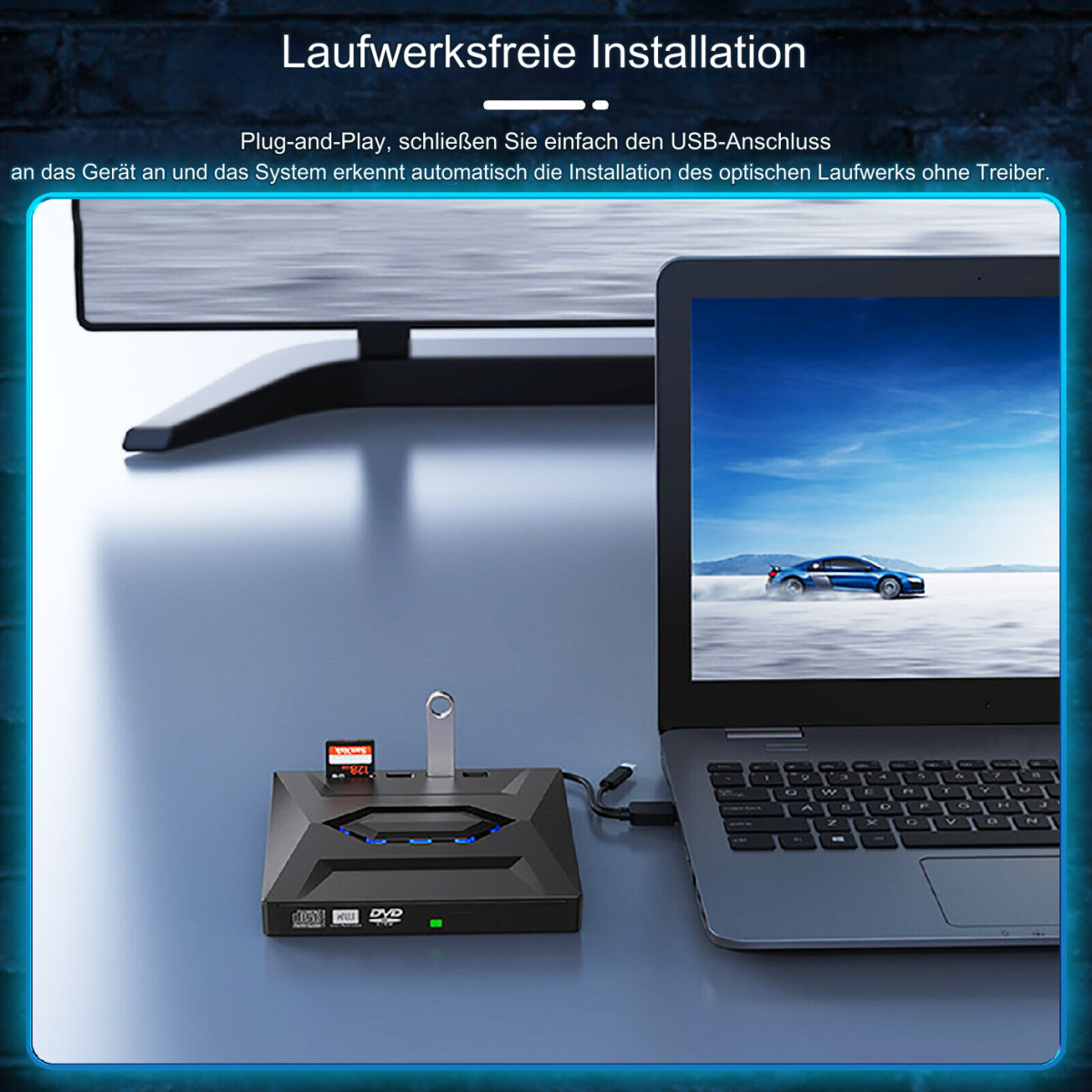 Ein Laptop, der mit einem schwarzen Gerät mit USB-Stick und SD-Karte verbunden ist. Der Laptop-Bildschirm zeigt ein blaues Auto auf einer Straße.