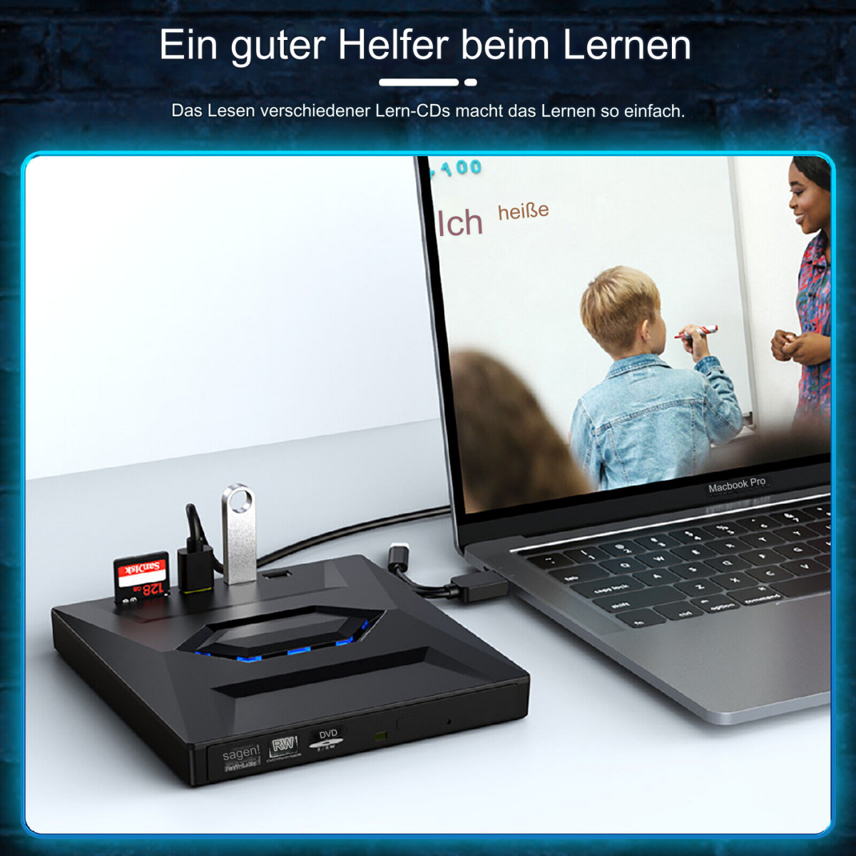 Ein Laptop ist mit einem schwarzen Gerät mit USB-Anschlüssen verbunden. Ein Bildschirm zeigt einen Jungen, der mit einem Lehrer an eine Tafel schreibt.