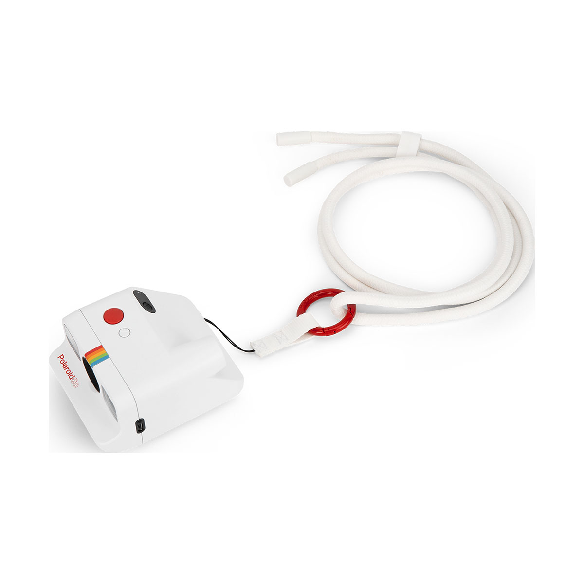 Una fotocamera Polaroid Go bianca con una striscia arcobaleno e un pulsante rosso. Un cinturino in corda bianca con un anello rosso è attaccato.
